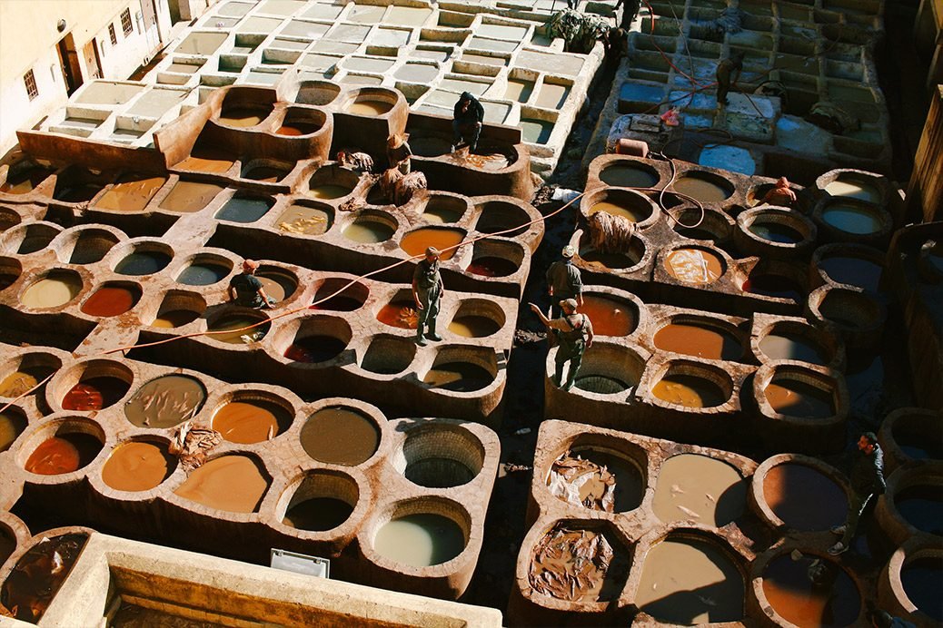 Bassins de teinture naturelle à l'indigo dans les tanneries traditionnelles de Fès, Maroc